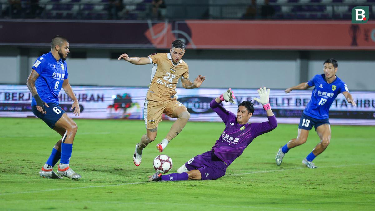Foto: Parade Aksi Berkelas Alexis Messidoro Saat Bawa Dewa United Hajar Tainan City FC di AFC Challenge League