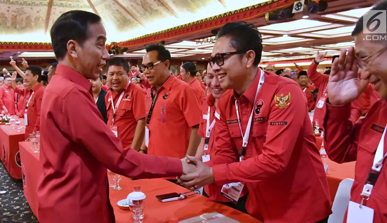 Presiden Joko Widodo atau Jokowi menyalami sejumlah kader saat Rakernas PDIP III Tahun 2018 di Badung, Bali, Jumat (23/2). (Liputan6.com/Pool/Biro Pers Setpress)