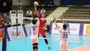 Pemain tim bola voli putra Indonesia, Rivan Nurmulki melepaskan spike di depan dua pemain Filipina pada laga pertama Grup A cabor bola voli putra SEA Games 2023 di Olympic Complex Indoor Main Hall, Phnom Penh, Kamboja, Rabu (3/5/2023). Tim bola voli putra Indonesia menang 3-0 (25-18, 25-18, 25-23). (Bola.com/Abdul Aziz)