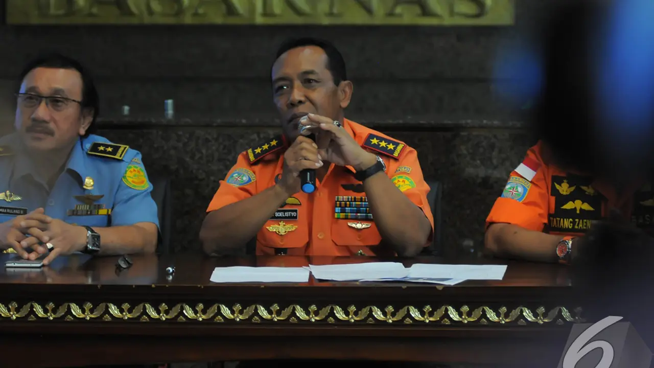 Kepala Basarnas Marsdya TNI F Henry Bambang Soelistyo (tengah), dalam konferensi pers terkait pesawat AirAsia QZ8501. (Liputan6.com/Herman Zakharia)