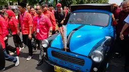 Keduanya menggunakan oplet menuju Komisi Pemilihan Umum (KPU) DKI Jakarta. (merdeka.com/Arie Basuki)