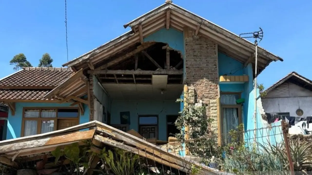 Sebuah rumah mengalami kerusakan parah usai dihantam gempa bumi di Kabupaten Bandung, Jawa Barat.