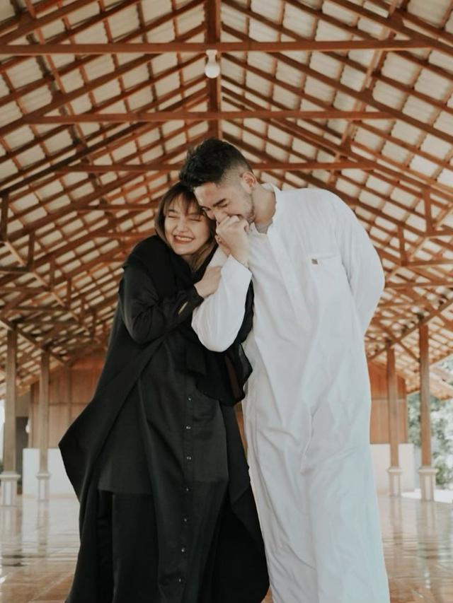 6 Potret Siti Badriah dan Krisjiana Baharudin Setelah Setahun Menikah, Makin Lengket