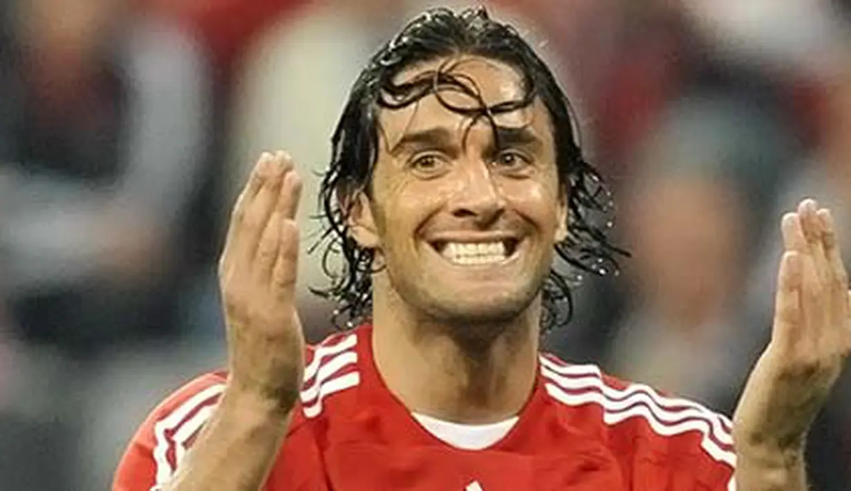 Aksi striker Bayern Muenchen asal Italia, Luca Toni di laga lanjutan Bundesliga melawan Bayer Leverkusen di Allianz-Arena, 12 Mei 2009. AFP PHOTO DDP / OLIVER LANG