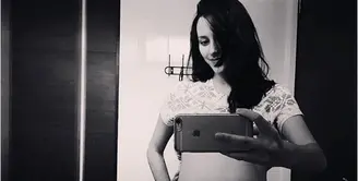 Pemeran sinetron dan bintang FTV Dahlia Poland bersama sang suami Fandy Christian tengah menanti buah hati. Kini usia kandungan Dahlia masuk usia 32 minggu. (Instagram/fandych)