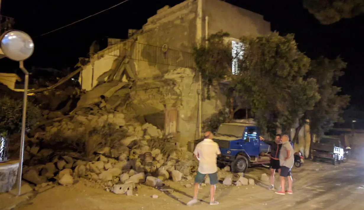Kondisi bangungan yang rusak akibat gempa di Pulau Ischia, Italia (21/8). Gempa tersebut menyebabkan sejumlah bangunan roboh dan memicu kepanikan warga dan turis. (AFP/Gaetano Di Meglio)