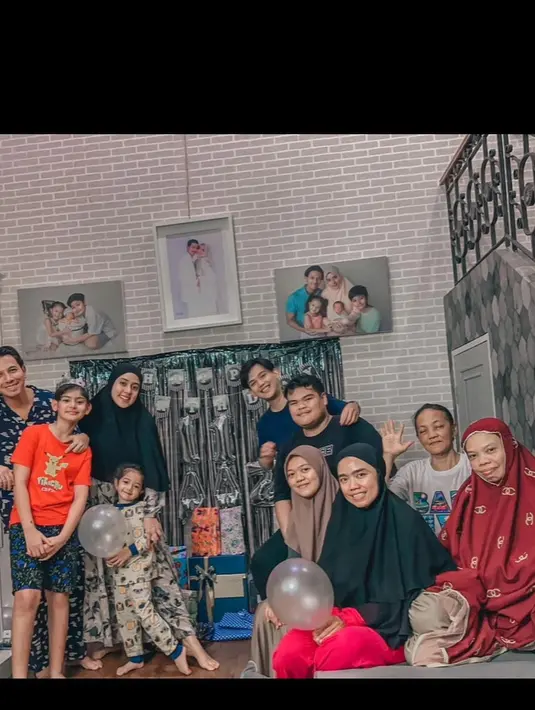 Selain memberikan kejutan waktu sahur, Fairuz juga membuat pesta ulang tahun meriah mengusung tema pokemon. Tema tersebut diusung karena sang buah hati sangat suka dengan karakter tersebut. [Instagram/fairuzarafiq]