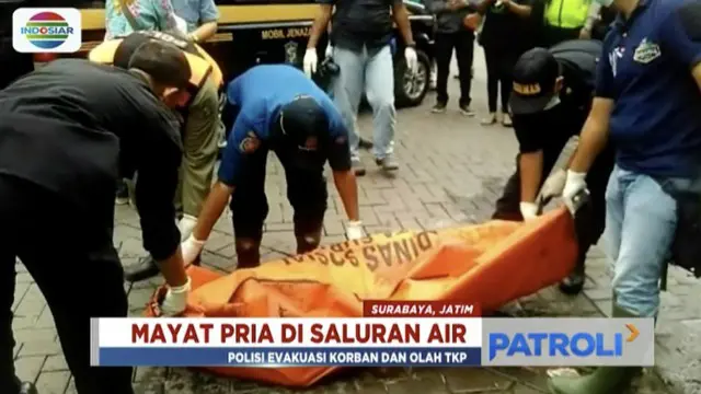 Jasad seorang kakek ditemukan dengan tangan menyembul dari saluaran air di kawasan perumahan Pandugo, Surabaya.