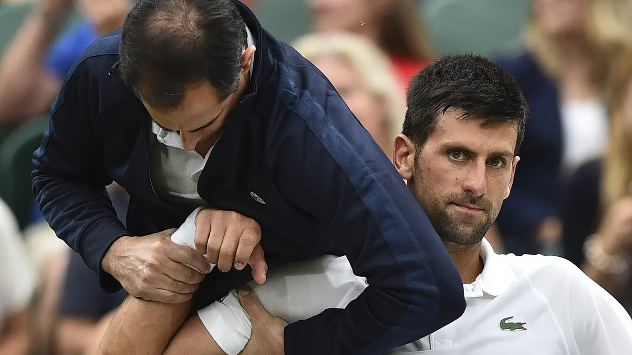 Novak Djokovic mengalami cedera siku saat mengikuti Wimbledon. Masalah ini membuatnya absen di grand slam penutup tahun, AS Terbuka. 