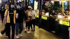 Pelanggan berbelanja di sebuah jalur pejalan kaki di Kunming, Provinsi Yunnan, China barat daya, pada 15 Maret 2020. Pemerintah Kota Kunming telah mengizinkan restoran-restoran untuk membuka kembali layanan makan di tempat di bawah upaya ketat pencegahan COVID-19. (Xinhua/Ding Yiquan)