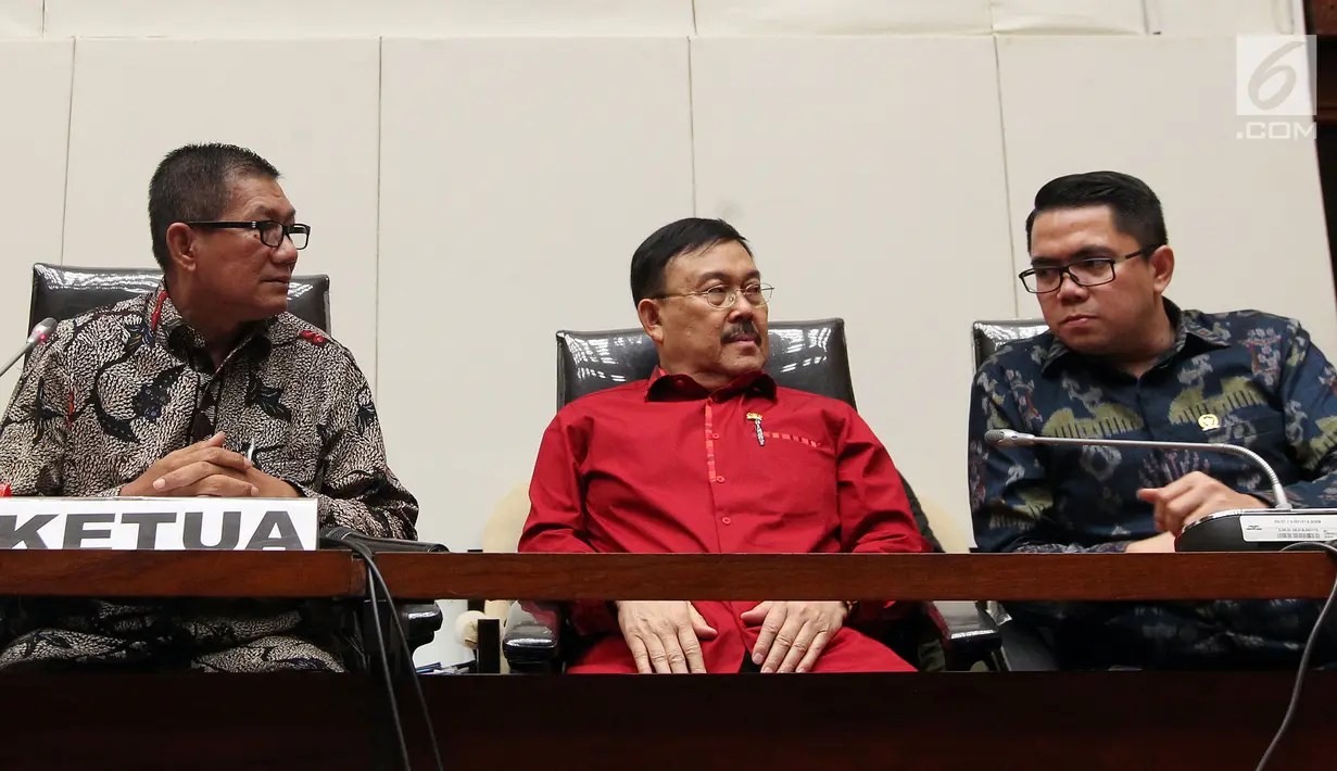 Ketua Panitia Khusus Hak Angket KPK, Agun Gunandjar Sudarsa (kiri) memberikan keterangan pers di Gedung Nusantara, Senayan, Jakarta, Selasa (17/10). Hari ini, KPK kembali mangkir dalam agenda rapat kerja dengan Pansus KPK. (Liputan6.com/Johan Tallo)