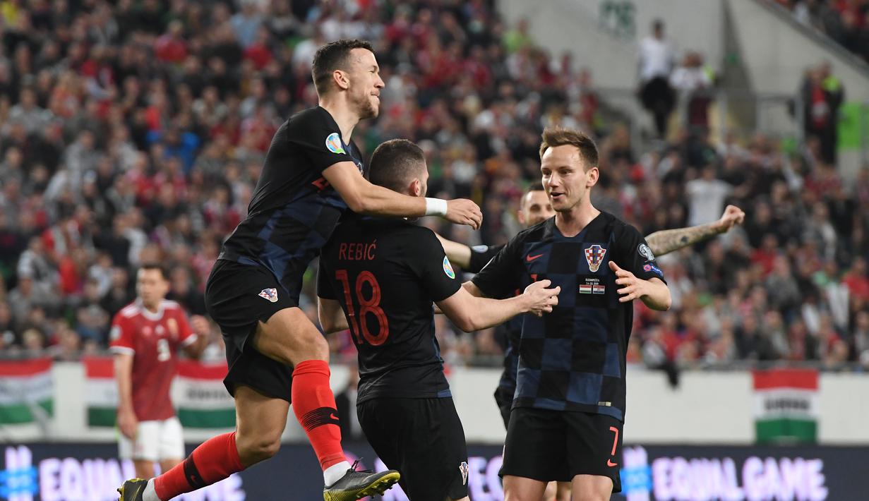 Perayaan gol Ante Rebic pada laga kedua babak kualifikasi Piala Eropa 2020 Grup E yang berlangsung di Stadion Groupama Arena, Budapest, Senin (25/3). Kroasia kalah 1-2 kontra Hungaria. (AFP/Attila Kisbenedek)
