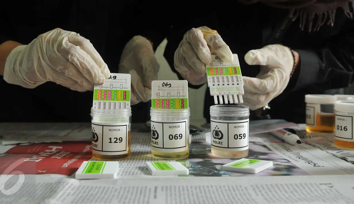Petugas memperlihatkan "urine sampel should" saat tes urine pegawai Kecamatan Larangan, Ciledug, Tangerang, Senin (25/4). 130 PNS dan non PNS se Kecamatan Larangan dites urine untuk mengantisipasi penyalahgunaan narkoba. (Liputan6.com/Gempur M Surya)