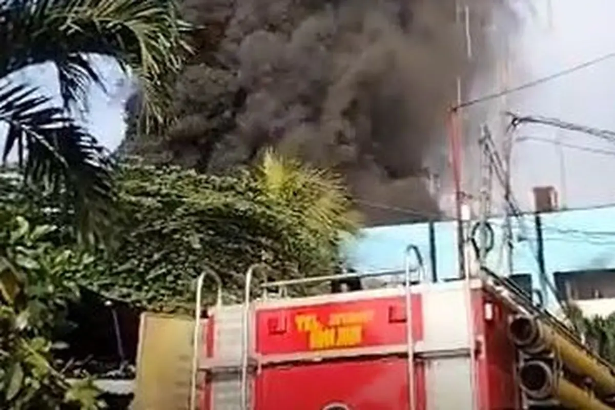 Gardu listrik milik PLN di Jalan Gili Sampeng, Kebon Jeruk, Jakarta Barat terbakar pada Kamis pagi (7/10/2021). (