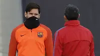 Striker Barcelona, Lionel Messi, berbincang dengan Ernesto Valverde saat latihan jelang laga Liga Champions di Sports Center FC Barcelona Joan Gamper, Selasa (13/3/2018). Barcelona akan berhadapan dengan Chelsea. (AP/Manu Fernandez)