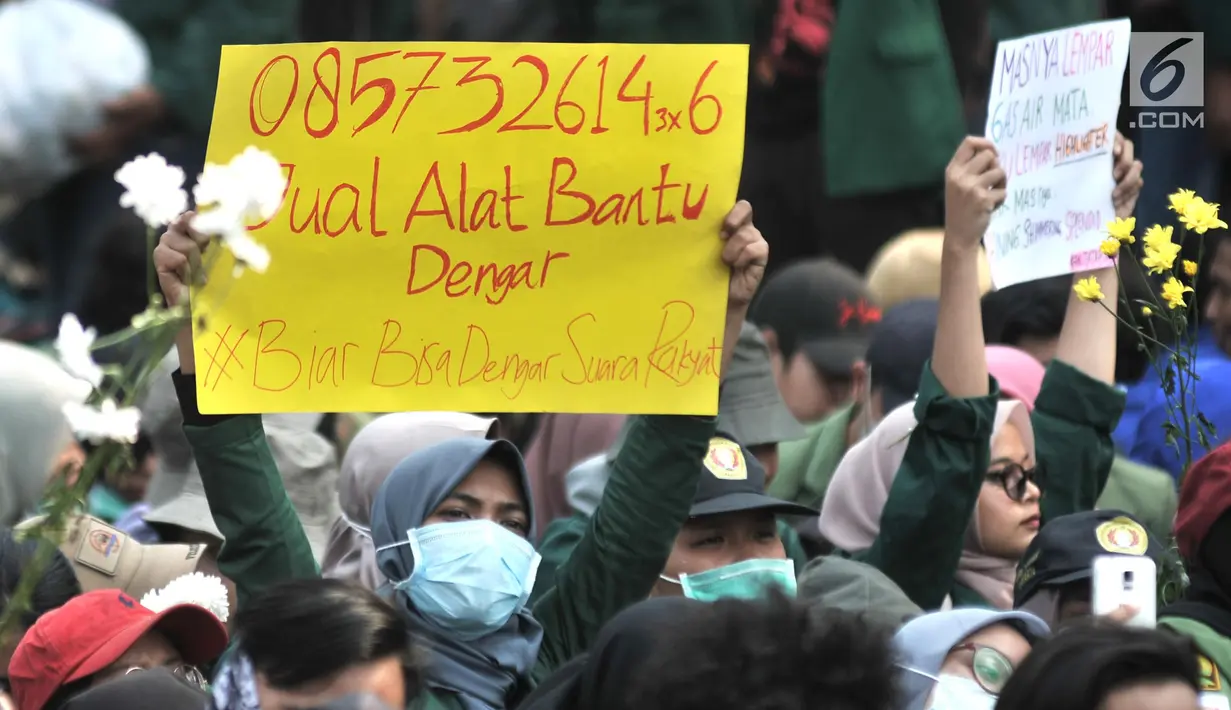 Mahasiswa membawa poster saat melakukan aksi unjuk rasa di depan Gedung DPR RI, Jakarta, Selasa (1/10/2019). Aksi yang digelar Badan Eksekutif Mahasiswa Seluruh Indonesia itu muncul poster dengan kata-kata lucu yang menyindir disahkannya UU KPK dan menolak RUU KUHP. (merdeka.com/Iqbal S Nugroho)