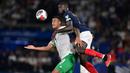 Bek Timnas Prancis, Dayot Upamecano (kanan) berduel udara dengan striker Republik Irlandia, Adam Idah pada laga Grup B Kualifikasi Euro 2024 di Parc des Princes Stadium, Paris, Jumat (8/9/2023) dini hari WIB. (AFP/Miguel Medina)