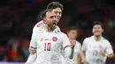 Pemain Denmark Christian Eriksen melakukan selebrasi usai mencetak gol ke gawang Belanda pada pertandingan persahabatan di Johan Cruyff ArenA, Amsterdam, Belanda, 26 Maret 2022. Belanda menang 4-2. (AP Photo/Peter Dejong)