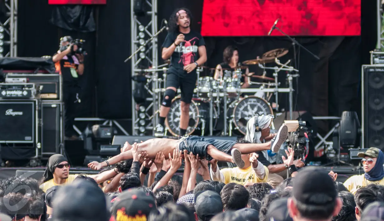 Band Metal asal Bandung, Burgerkill saat tampil dalam festival metal "Hammersonic 2017" di Ecopark Ancol, Jakarta, Minggu (7/5). Hajatan musik bagi para metalheads ini akan ditutup oleh penampilan Megadeath. (Liputan6.com/Gempur M. Surya)