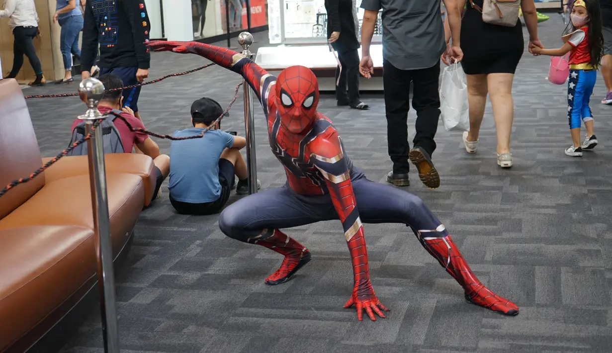 Warga yang mengenakan kostum Spider-Man merayakan Halloween di San Bernardino County, California, AS,  31 Oktober 2020. Akibat pandemi COVID-19, pejabat bidang kesehatan masyarakat mengingatkan publik tentang pentingnya mengenakan masker dengan benar saat merayakan Halloween. (Xinhua/Zeng Hui)