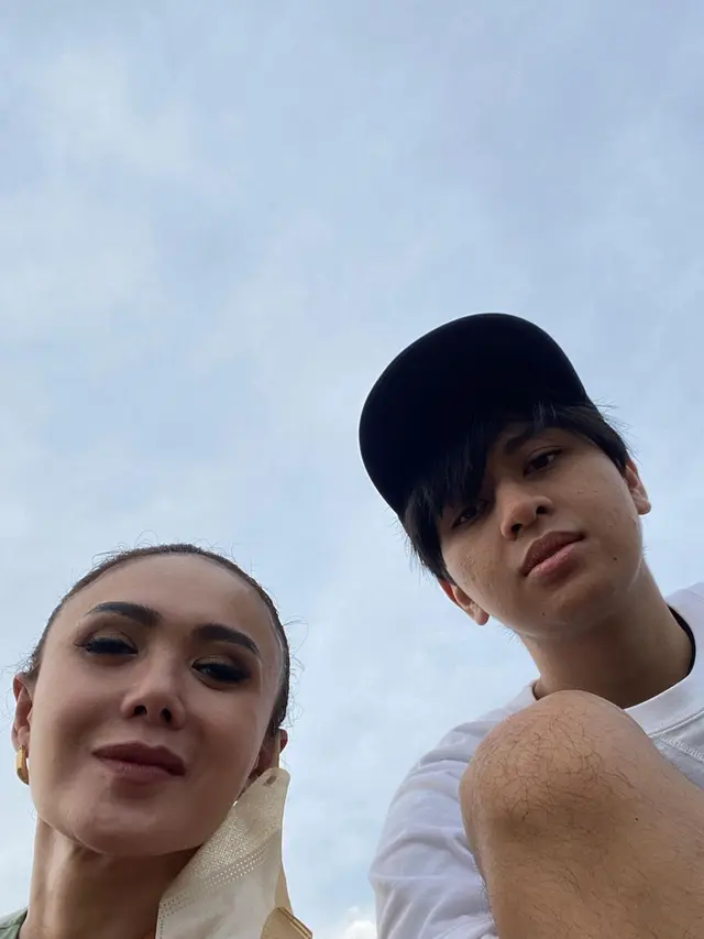 Potret Yuni Shara Nonton Konser Bareng Dua Putranya, Bak Kakak Adik