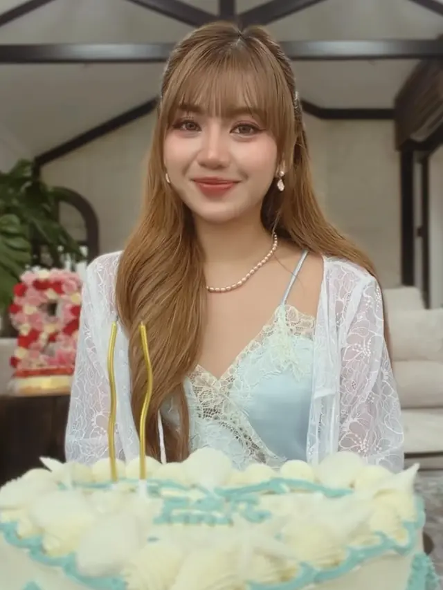 Ghea Indrawari Saat Rayakan Ulang Tahun ke-28 pakai outer lace. [@gheaindrawari]