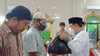 Para Penggali Kubur, Guru Ngaji dan Rubiyah mendapat bantuan sembako dari Pemkot Bengkulu. (Liputan6.com/Yuliardi Hardjo)