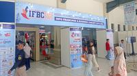 Pengunjung terlihat di pintu masuk ajang IFBC 2025 di JEC yang berlangsung mulai 30 Mei - 1 Juni dengan menampilkan 150 perusahaan. (Kukuh Setyono)