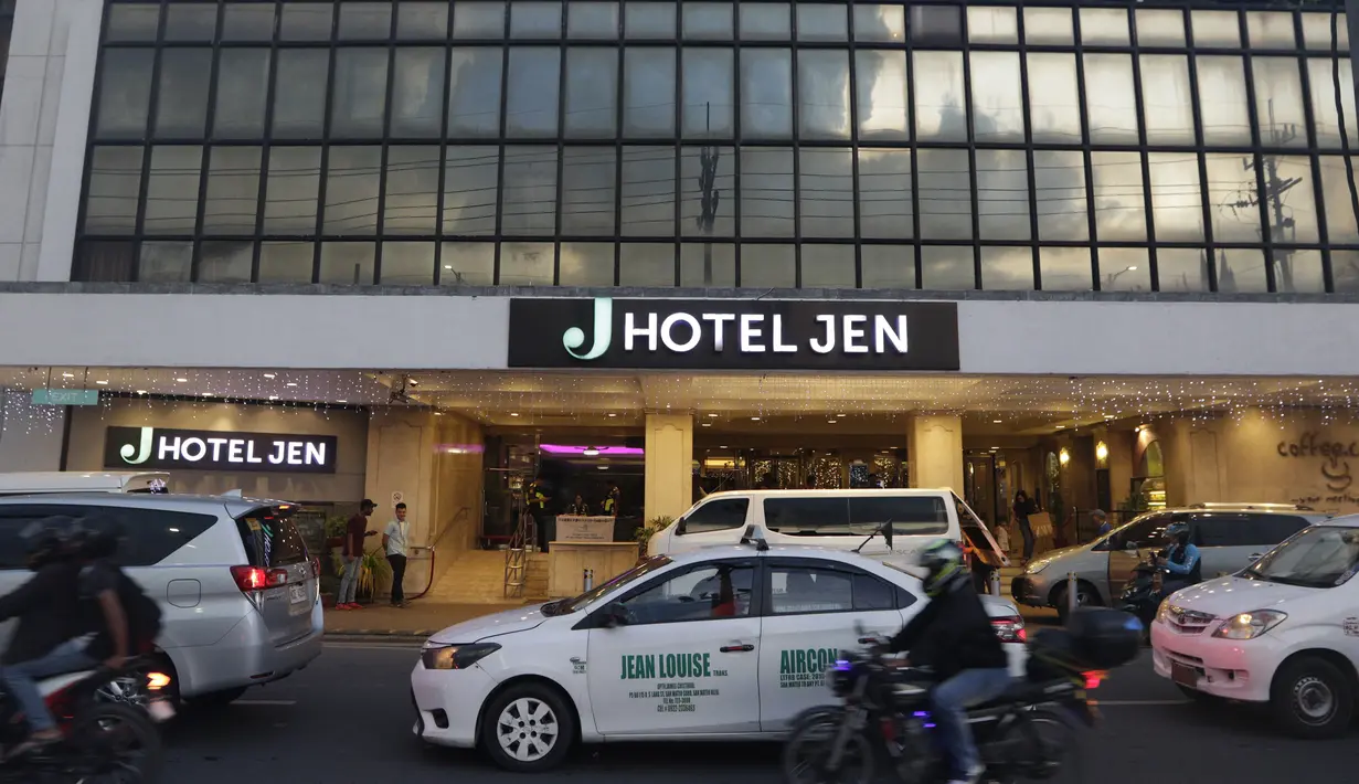 Suasana tampak luar dari tempat penginapan Timnas Indonesia U-22 di Hotel Jen, Manila, Sabtu (23/11). Hotel tersebut akan menjadi tempat menginap tim Garuda Muda selama ajang SEA Games 2019. (Bola.com/ M Iqbal Ichsan)