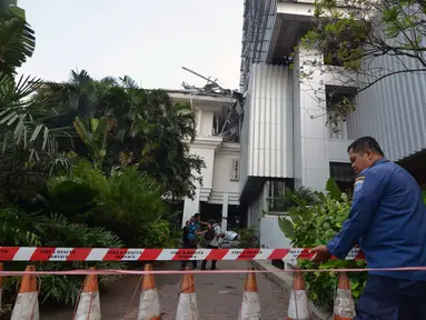 Plafon atau kanopi gedung blok G Balai Kota Jakarta roboh, (28/8/2014). (Liputan6.com/Johan Tallo)