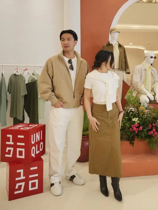 Sementara Indra mengenakan atasan inner tshirt putih dipadukan jaket coklat. Untuk bawahannya, ia mengenakan celana panjang putih senada dengan sneakersnya. [@nikitawillyofficial94]