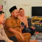 Kapolres Gresik AKBP Adhitya Panji Anom saat mendatangi rumah siswi SD korban tusul pentol. (Istimewa)