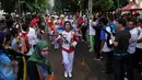 Masyarakat menyaksikan Parade Asean Games 2018 Jakarta - Palembang, di Plaza Selatan, Senayan, Jakarta, Minggu (27/12/2015). Indonesia akan menjadi tuan rumah perhelatan Asian Games 2018 mendatang. (Liputan6.com/Johan Tallo)