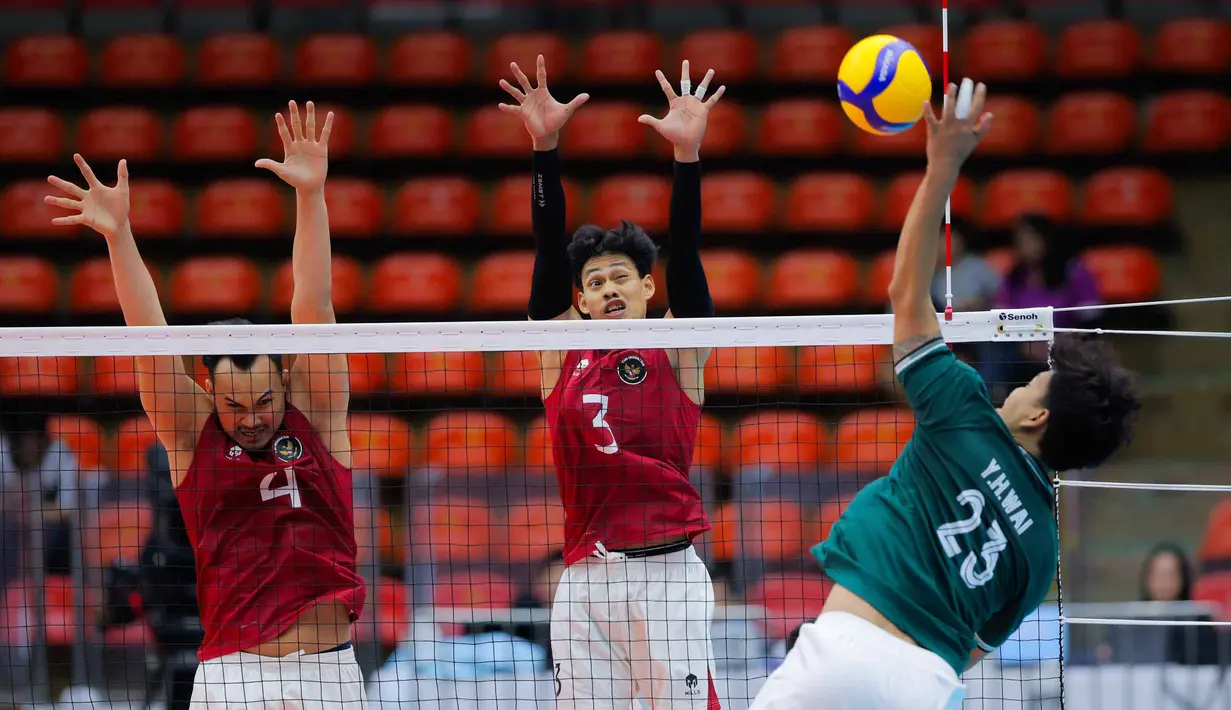 Pemain Timnas voli putra Indonesia melakukan blocking saat melawan Myanmar pada babak penyisihan Grup B SEA Games 2025 di di Stadion Indoor Huamark, Bangkok, Thailand, pada Senin (15/12/2025) pagi WIB. (Bola.com/Bagaskara Lazuardi)