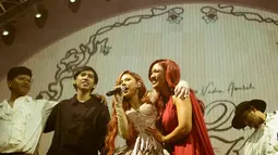 Selain dibuat heboh karena keduanya begitu menghayati lagu, Nadin dan Jola diketahui memiliki mantan pacar sama, yaitu Julian Jacob. Nadin dan Julian sempat pacaran, namun kandas di tahun 2018. Di tahun yang sama, Julian dan Jola sudah terlihat bersama. Karena itu, Jola sempat disebut sebagai orang ketiga hubungan Nadin dan Julian Jacob. (Liputan6.com/IG/@cakecaine)