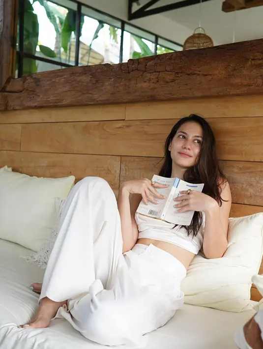 Pemeran Sri Asih ini memang terlihat begitu menikmati momen-momen saat ia membaca buku. Gaya santainya dengan penampilan natural ini membuat netizen terkesima,. Banyak netizen menyebut gaya Sri Asih saat membaca buku semakin membuatnya terlihat cantik. (Liputan6.com/IG/@pevpearce)