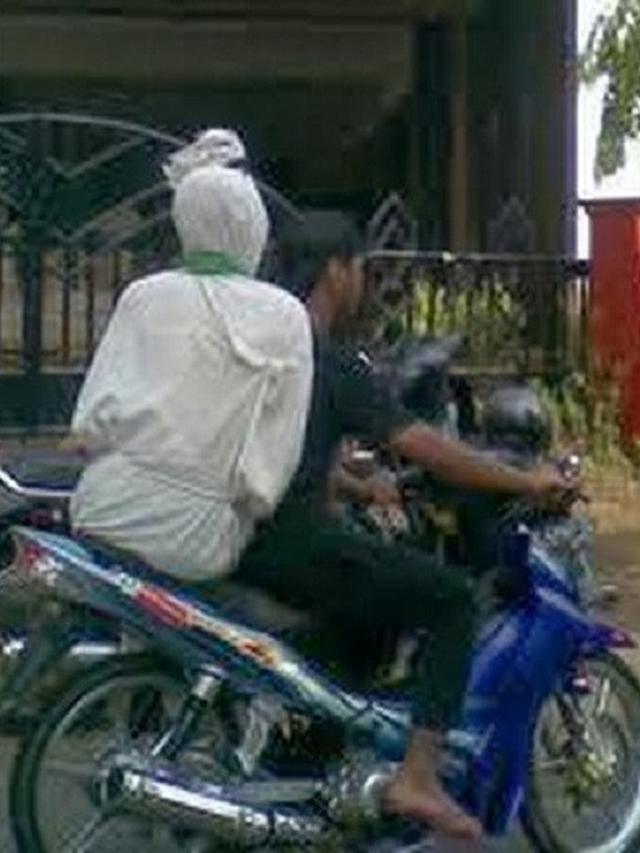Bikin Ngakak, Kumpulan Foto Pengendara Motor Ini Hanya Terjadi di Indonesia