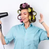 Ilustrasi Wanita Menggunakan Hair Roller / Freepik by kroshka__nastya