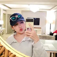 Ketika melakukan mirror selfie, Ayu Ting Ting melakukan berbagai poser. Salah satunya adalah duck face. [Foto: instagram.com/ayutingting92]