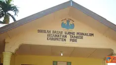 Citizen6, Aceh: OSIS dan para Guru di SMA Negeri 4 Kejuruan Muda Aceh Tamiang beserta donatur, melakukan aksi penggalangan dana untuk korban banjir bandang di SD Ujong Peunalom, Tangse, Pidie.(Pengirim: Ari Gunawan)