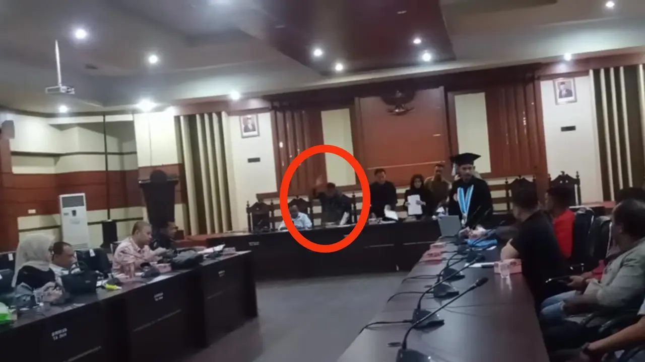 Video viral, oknum anggota DPRD Sulawesi tenggara menggebrak meja saat warga menuntut janji perusahaan membangun smelter nikel di Konawe Utara, Senin (15/5/2023)Liputan6.com/Ahmad Akbar Fua)