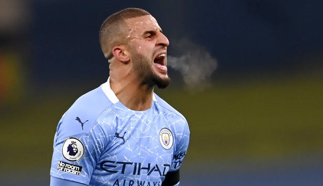 Bek Manchester City, Kyle Walker, berteriak saat melawan Burnley pada laga Liga Inggris di Stadion Etihad, Sabtu (28/11/2020). City menang dengan skor 5-0. (Laurence Griffiths/Pool via AP)