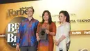 PT Elang Mahkota Tekhnologi Tbk (EMTK) mendapatkan penghargaan dari Majalah Forbes Indonesia, Hotel Ritz Carlton, Mega Kuningan, Jakarta, Rabu (10/12/2014). (Liputan6.com/Herman Zakharia)