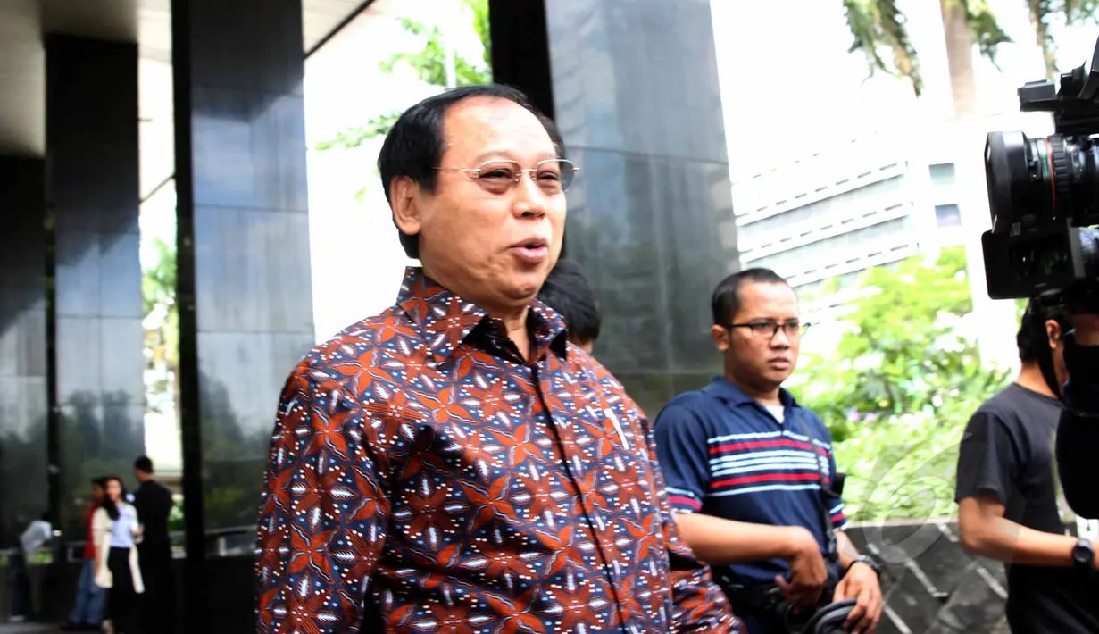 Ketum Partai Persatuan Pembangunan (PPP) versi Muktamar Jakarta, Djan Faridz mendatangi gedung KPK, Jakarta, Senin (27/4/2015). Djan mengaku kedatangannya untuk menjenguk mantan Ketum PPP, Suryadharma Ali (SDA). (Liputan6.com/Helmi Afandi)