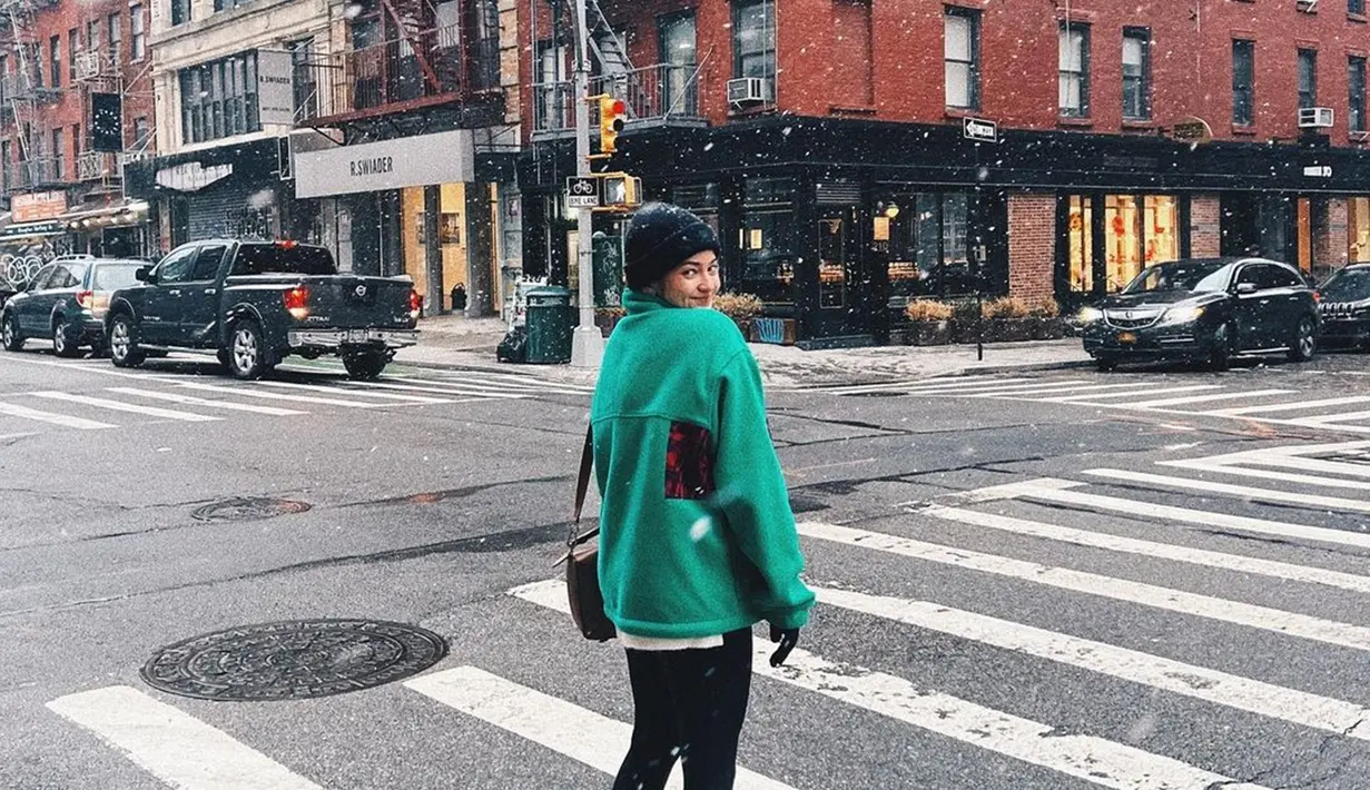 Pemilik nama panjang Enzy Storia Leovarisa ini terkenal dengan kelucuannya saat memandu acara talkshow. Enzy yang receh ini selalu pancarkan sisi positif yang membuatnya terlihat menawan. Foto Enzy di jalanan New York ini banjir pujian dari netizen. (Liputan6.com/IG/@enzystoria)