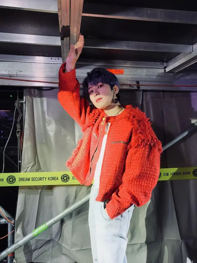 7 Gaya Wonwoo Seventeen Berbalut Jaket, dari Hijau Beludru hingga Merah Cabe