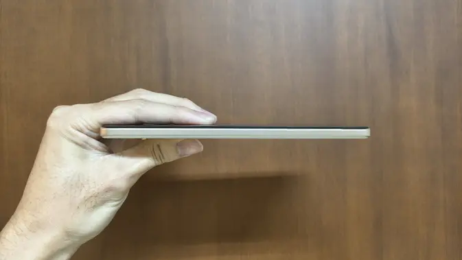 <p>Tampak sisi kiri Realme 15 Pro 5G. (Liputan6.com/Anka Fergy Agustian)</p>