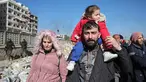 Warga lingkungan Sheikh Maqsud dievakuasi dari zona berbahaya oleh anggota pasukan keamanan pemerintah Suriah, di Aleppo pada Sabtu 10 Januari 2026. Gelombang evakuasi besar-besaran warga sipil dari lingkungan Sheikh Maqsoud dan Ashrafieh di Aleppo, Suriah, terus berlanjut. (OMAR HAJ KADOUR/AFP)