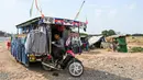 Para pedagang suvenir SEA Games 2023 juga sudah mulai terlihat meramaikan sekitar Stadion Morodok Techo yang akan menjadi tempat upacara pembukaan. (Mohd RASFAN/AFP)
