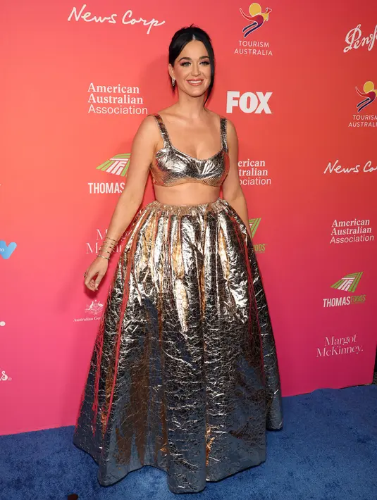 <p>Katy Perry saat menghadiri G'Day USA Arts Gala di Skirball Cultural Center, Los Angeles, California, Amerika Serikat, 28 Januari 2023. Katy Perry mengenakan ansambel emas dari merek Australia, Zimmerman. (Monica Schipper/Getty Images/AFP)</p>